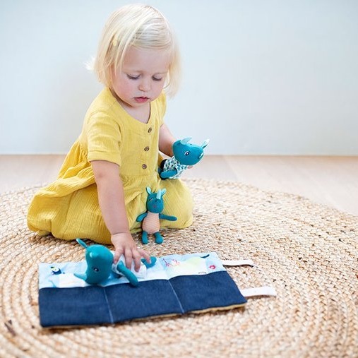 LILLIPUTIENS, Mini - przytulanki rodzina nosorożców z rozkładaną matą Nosorożec Marius 2 lata+ LILLIPUTIENS, Mini - przytulanki rodzina nosorożców z rozkładaną matą Nosorożec Marius 2 lata+