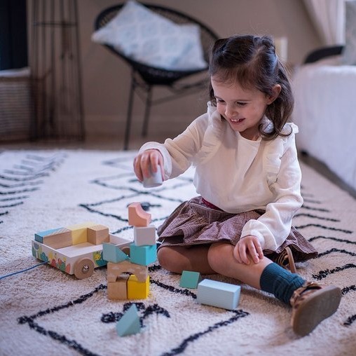 Janod, Wózek drewniany z klockami do ciągnięcia Pure