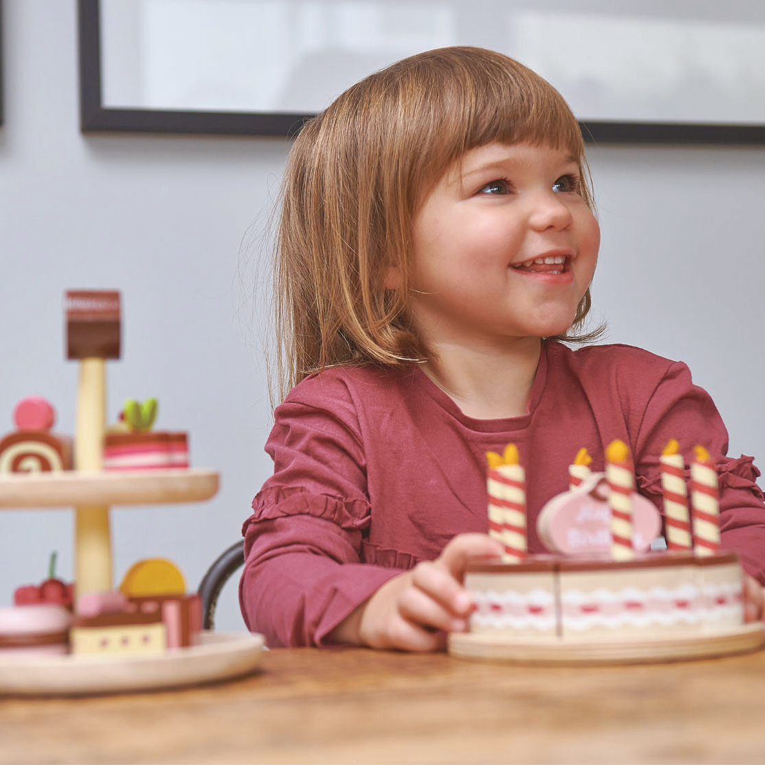 Tender Leaf Toys, Czekoladowy, drewniany tort urodzinowy
