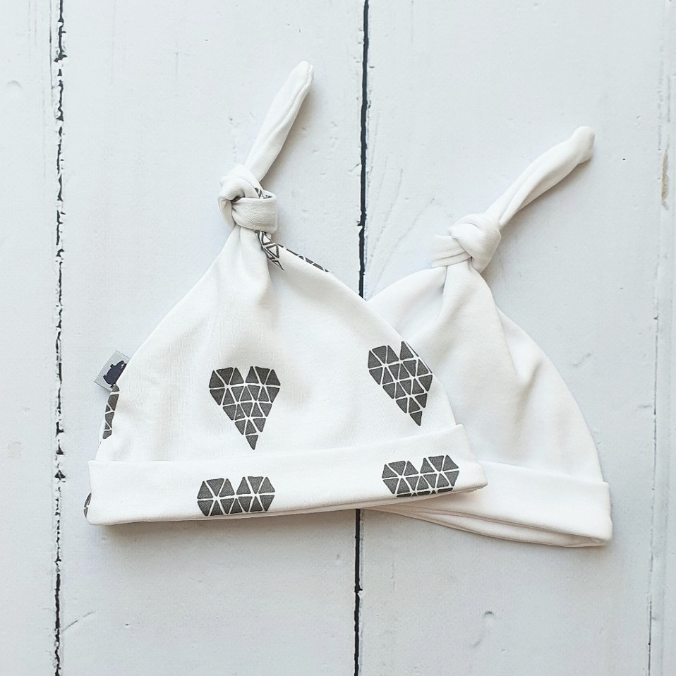 Pink no more, Czapki HEARTS & WHITE