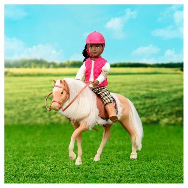 Lori, Jasnobrązowy koń rasy American Quarter Horse z akcesoriami do pielęgnacji Lori, Jasnobrązowy koń rasy American Quarter Horse z akcesoriami do pielęgnacji