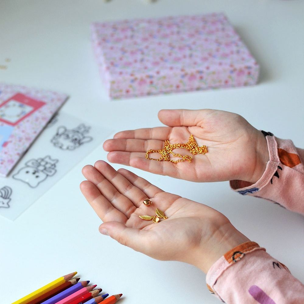 Janod, Zestaw kreatywny do tworzenia biżuterii z kurczliwego plastiku Słodkie zwierzaki Kawaii 7+ Janod, Zestaw kreatywny do tworzenia biżuterii z kurczliwego plastiku Słodkie zwierzaki Kawaii 7+