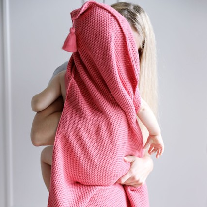 Pink no more, Kocyk bambusowy tkany z kapturkiem różowy Pink no more, Kocyk bambusowy tkany z kapturkiem różowy