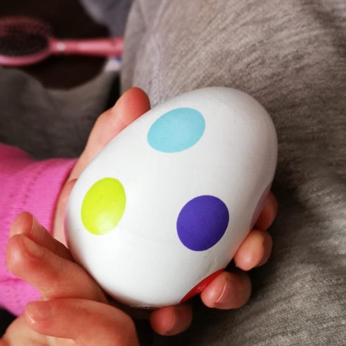 Janod, grzechotka jajko Confetti