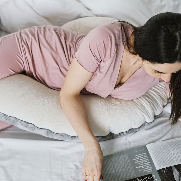 Poofi, poduszka ciążowa kremowo-szara minky