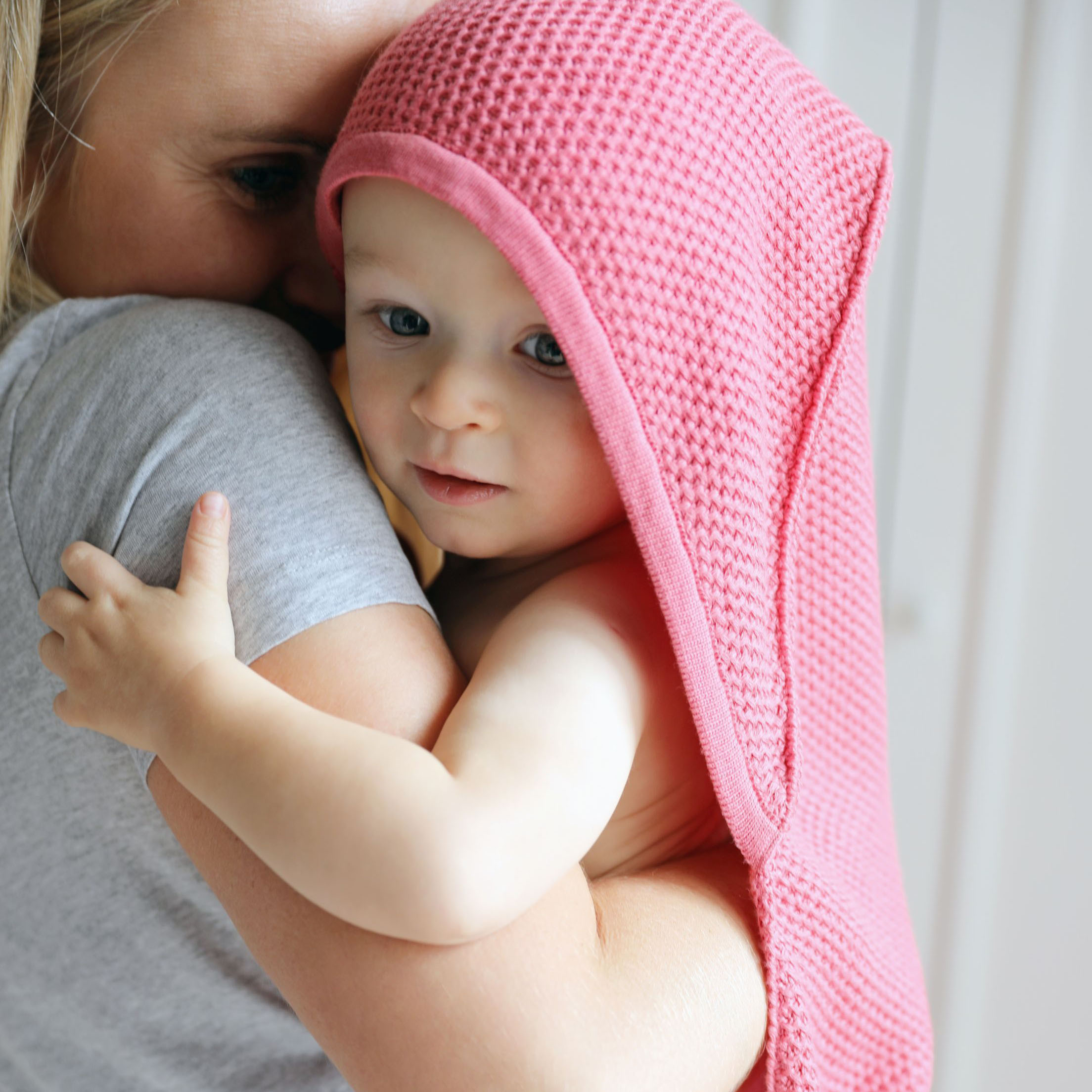 Pink no more, Kocyk bambusowy tkany z kapturkiem różowy Pink no more, Kocyk bambusowy tkany z kapturkiem różowy