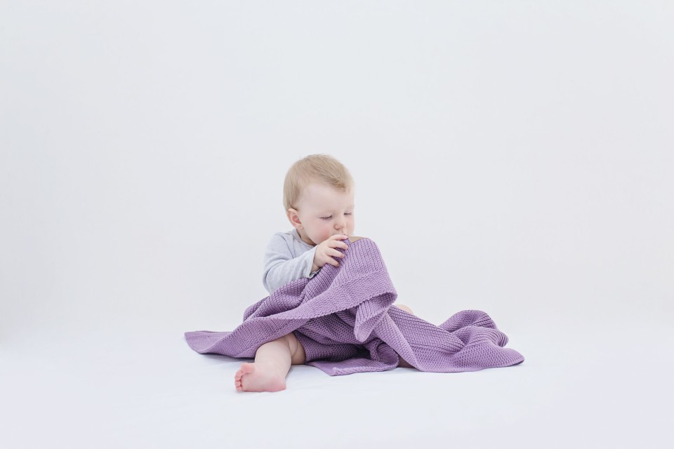 Poofi, kocyk tkany ciemno-szary