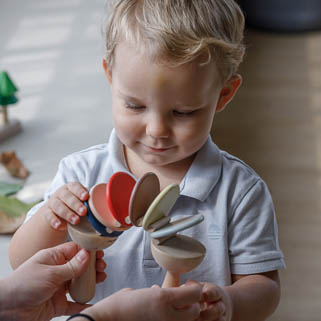 Plan Toys, Klekotka - barwy sadu