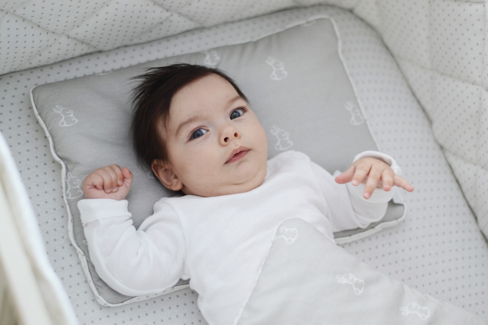 Prześcieradło z gumką 100% bawełny 60x120 białe w szare kropki Prześcieradło z gumką 100% bawełny 60x120 białe w szare kropki