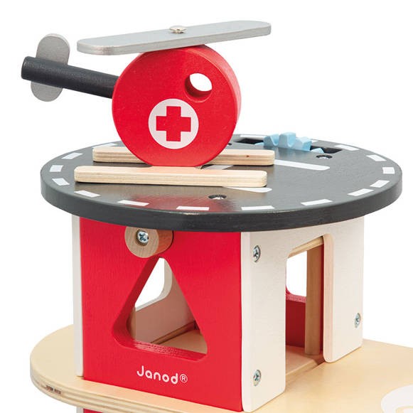 Janod, Drewniana remiza strażacka z 5 akcesoriami Bolid 2+