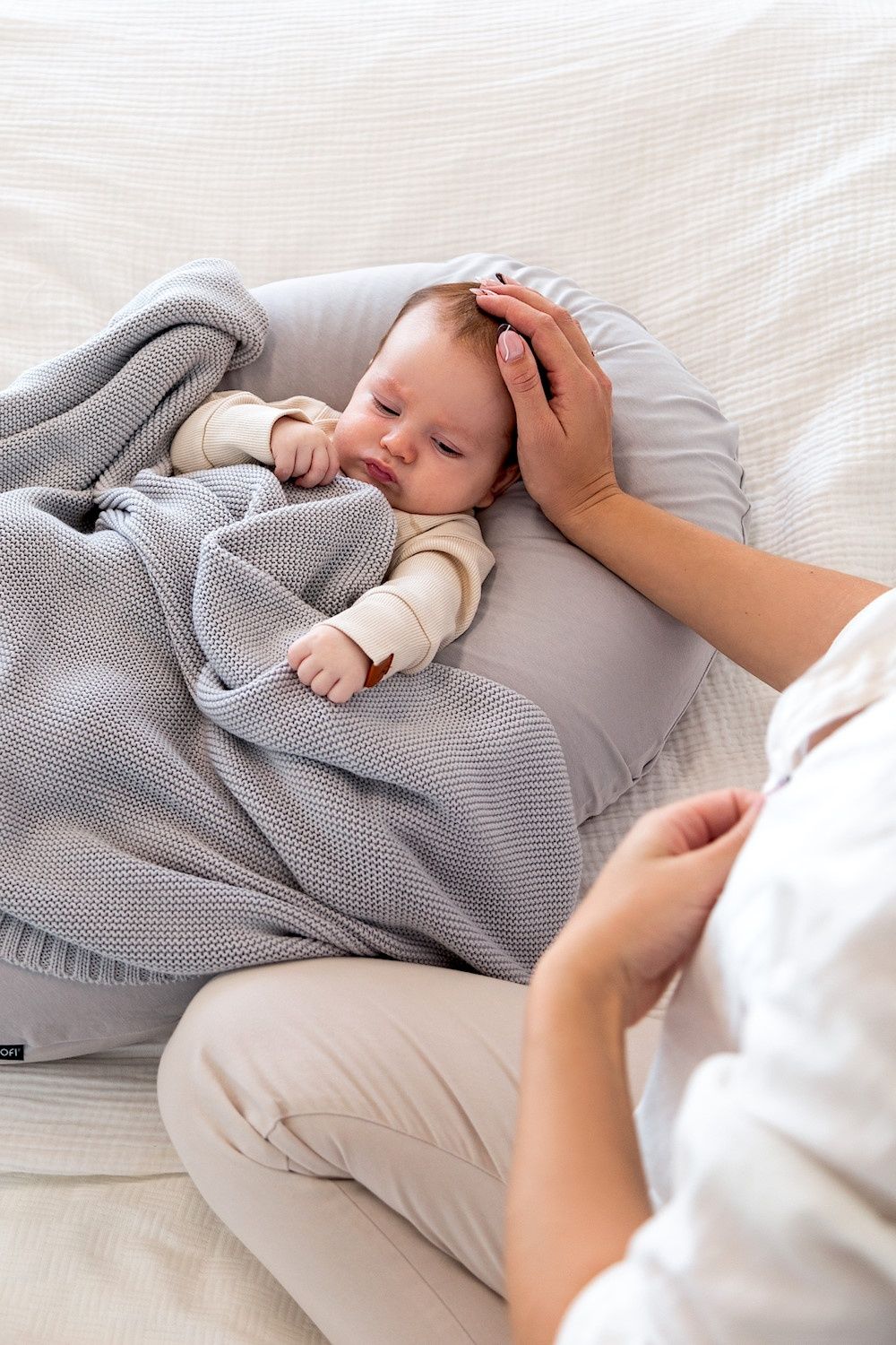 Poofi, Poduszka ciążowa uniwersalna Nest by Poofi kolor: jasny szary