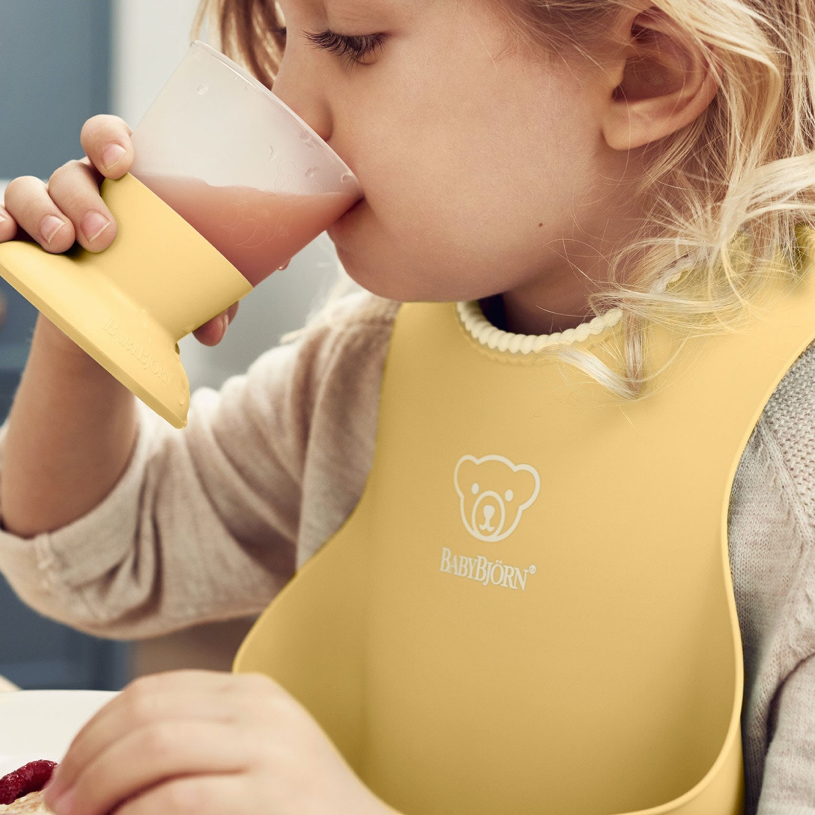 BABYBJORN śliniak z rynienką powder yellow