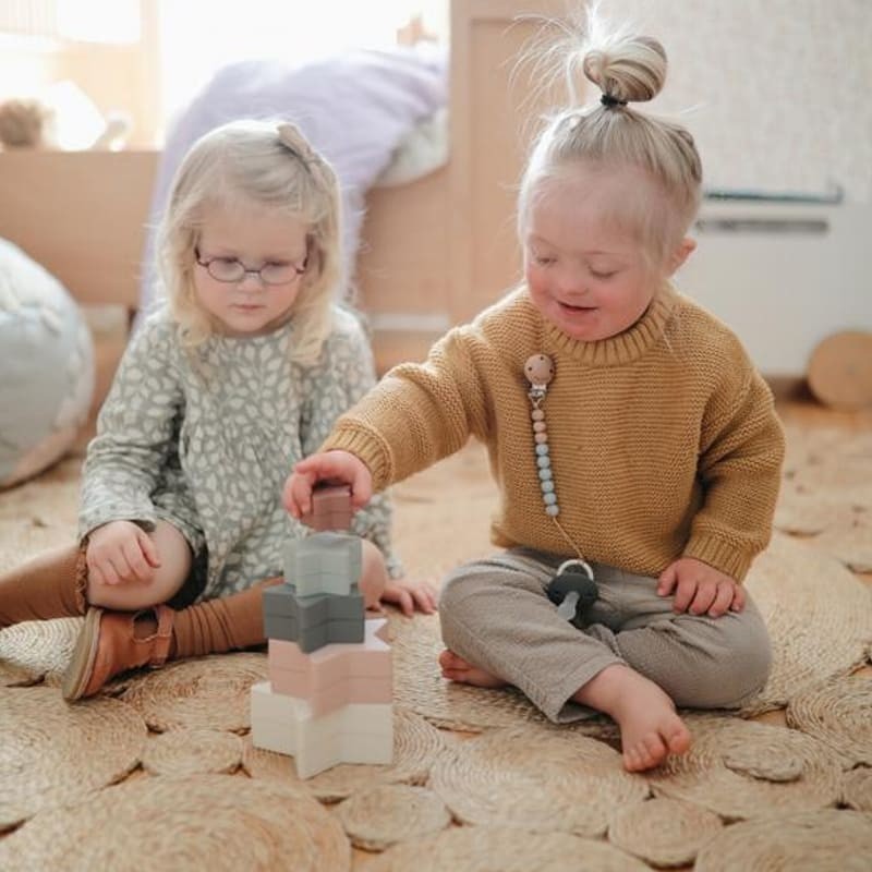 Mushie - Piramidka sensoryczna NESTING STAR