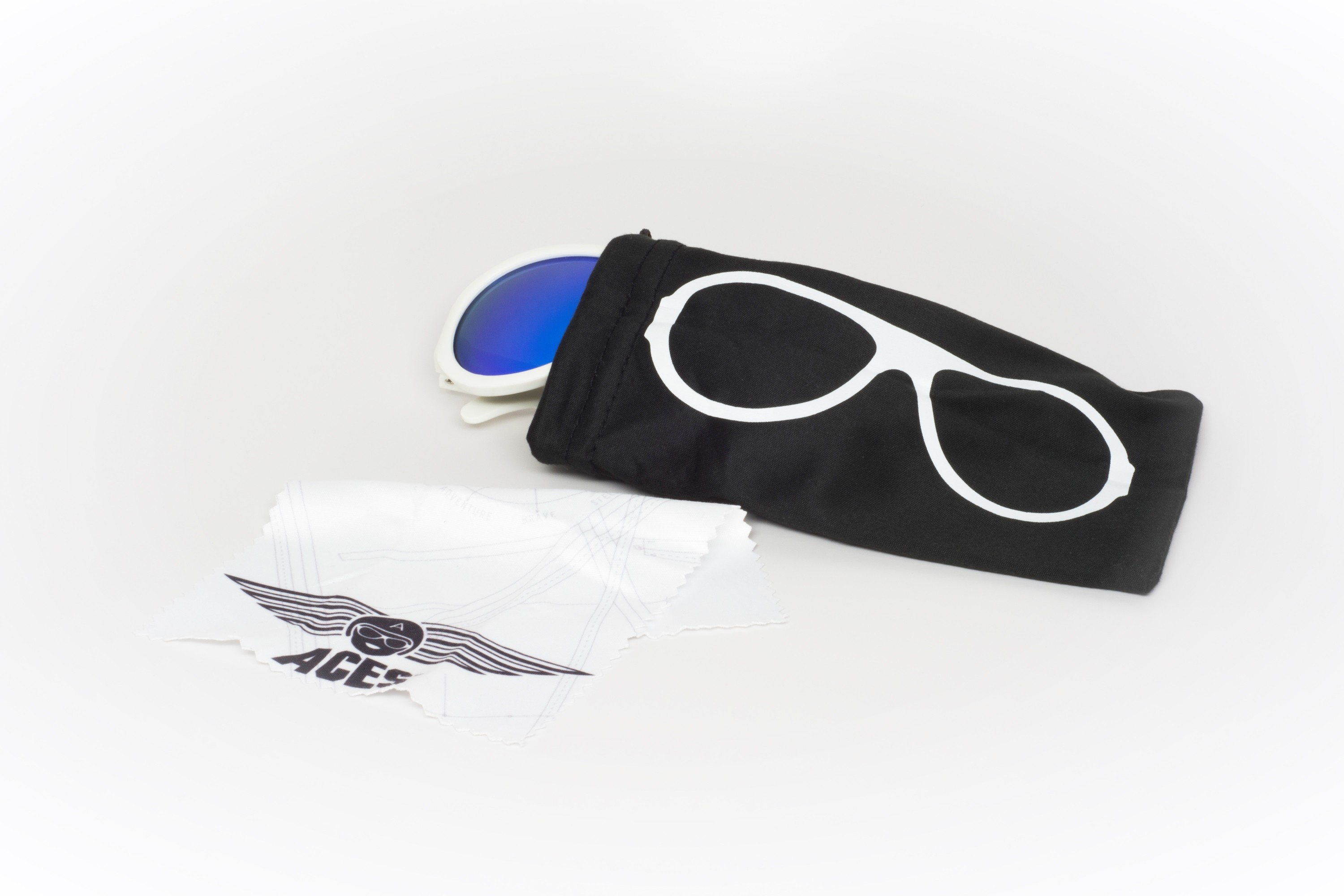Babiators, Okulary przeciwsłoneczne Aces 7-14 Wicked White / Blue Lens Babiators, Okulary przeciwsłoneczne Aces 7-14 Wicked White / Blue Lens
