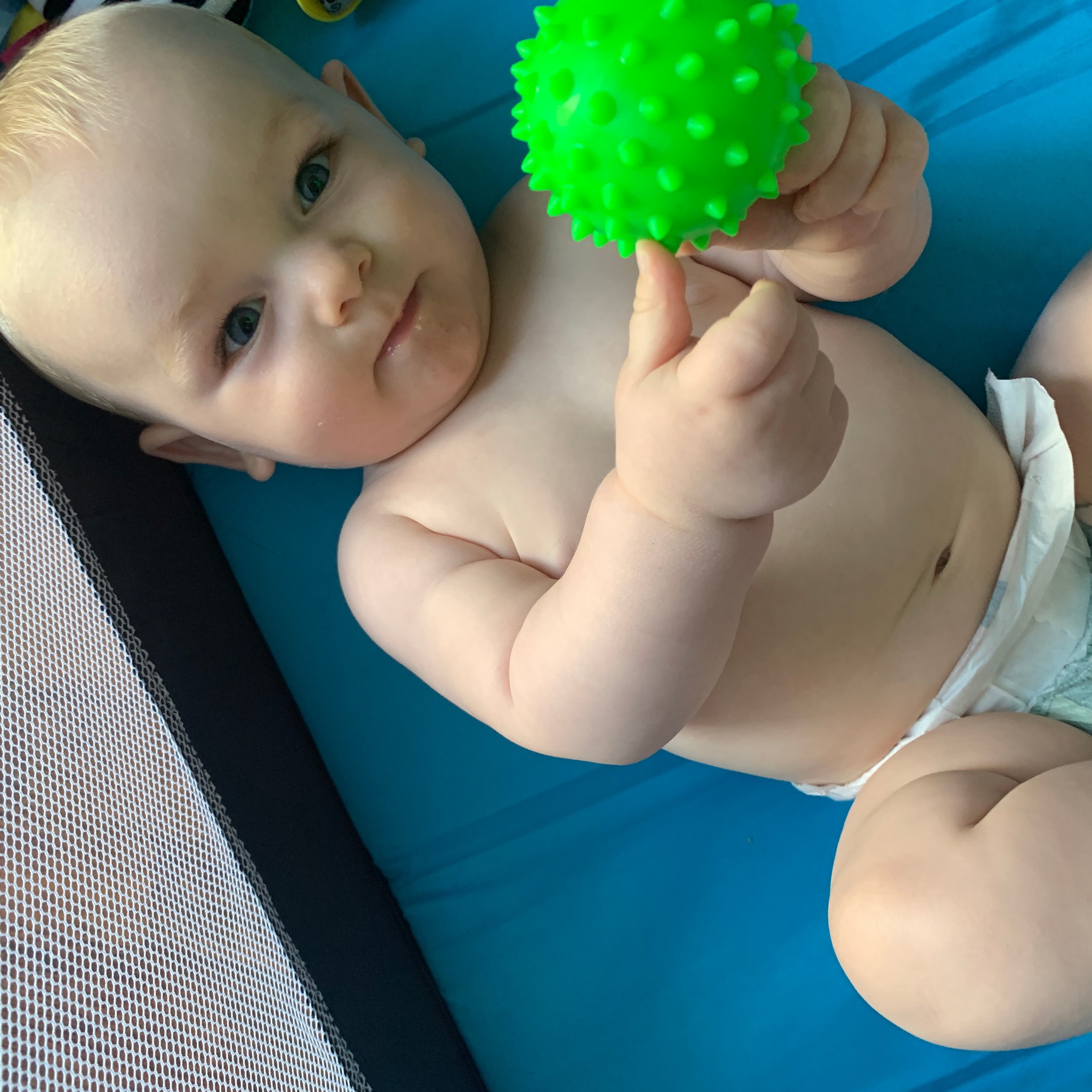 Mom's Care, Piłeczka sensoryczna jeżyk 1 szt w pudełku - Żółta