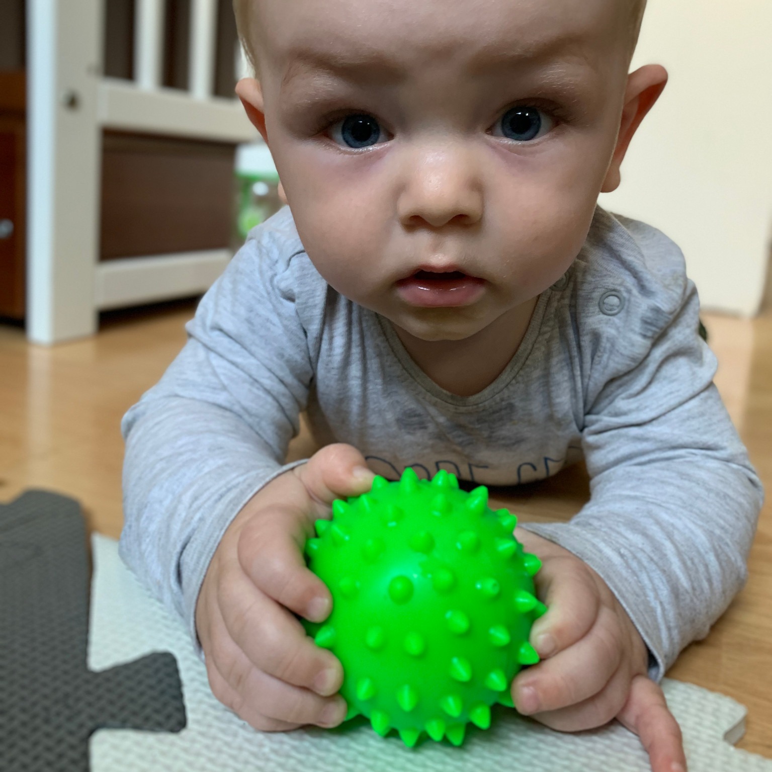 Mom's Care, Piłeczka sensoryczna jeżyk 1 szt w pudełku - Zielona Mom's Care, Piłeczka sensoryczna jeżyk 1 szt w pudełku - Zielona