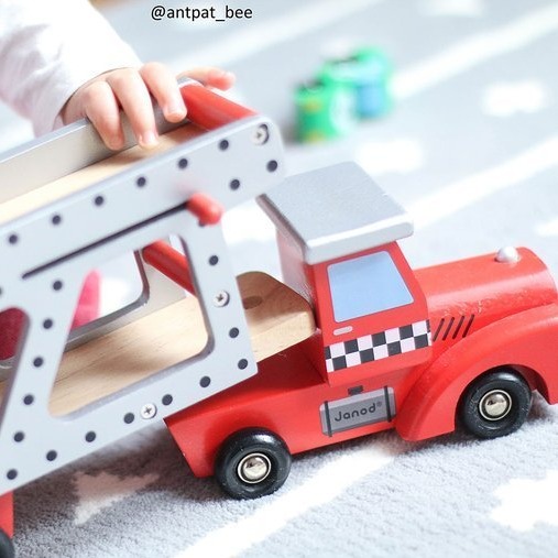 Janod, laweta drewniana duża z 4 samochodzikami,