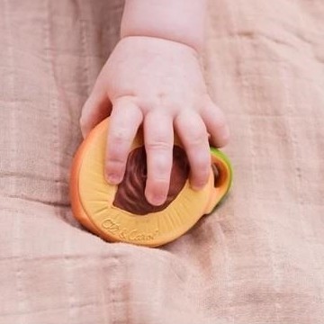 Oli & Carol, Gryzak-zabawka - Brzoskwinia Palm