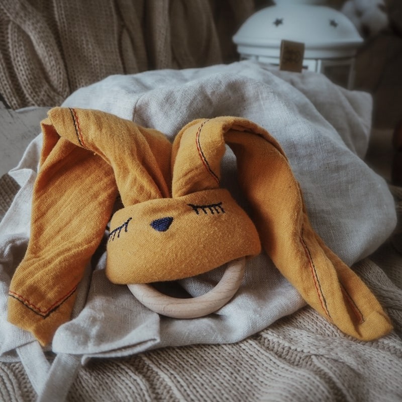 Hi Little One, Przytulanka muślinowa z gryzakiem Sleepy Bunny cozy muslin with wood teether Apricot Dark Hi Little One, Przytulanka muślinowa z gryzakiem Sleepy Bunny cozy muslin with wood teether Apricot Dark