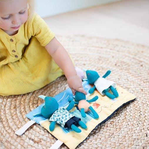 LILLIPUTIENS, Mini - przytulanki rodzina nosorożców z rozkładaną matą Nosorożec Marius 2 lata+ LILLIPUTIENS, Mini - przytulanki rodzina nosorożców z rozkładaną matą Nosorożec Marius 2 lata+