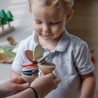 Plan Toys, Klekotka - barwy sadu