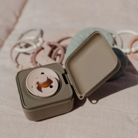 Bibs, Pacifier Box pudełko ochronne na smoczki - Dark Oak Bibs, Pacifier Box pudełko ochronne na smoczki - Dark Oak