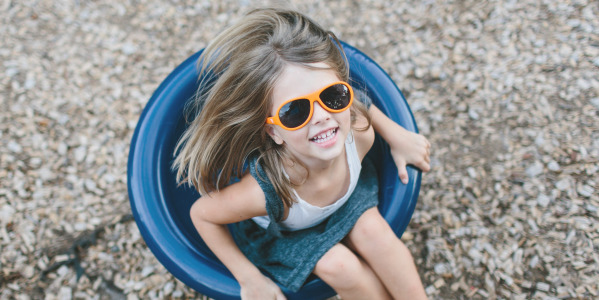 Okulary przeciwsłoneczne dla dzieci, na co zwrócić uwagę przy wyborze?